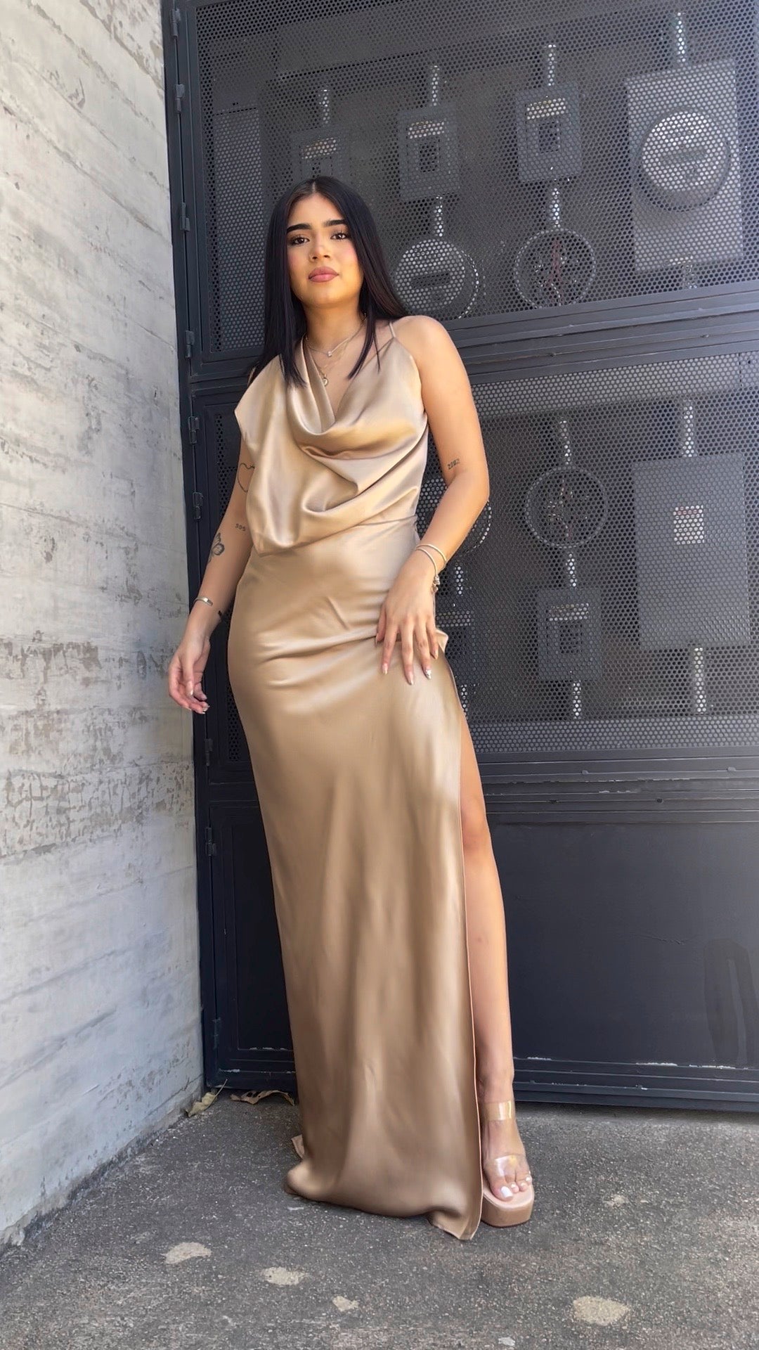 Vestido tipo seda largo taupe